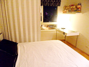 Condo for sale in Payathai area. Very high floor & stunt view of city. 55 sq.m. 1 bedroom Fuenished. At Payathai BTS.