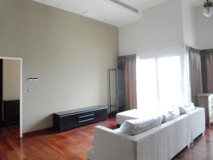 Sub-Penthouse brandnew condition for sale. 2 bedrooms 160 sq.m. Luxury with real top class wooden floor. High celing 3 meters. Easy access to Thonglor BTS. Only 97,000 Baht/sq.m.