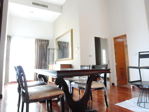 Sub-Penthouse brandnew condition for sale. 2 bedrooms 160 sq.m. Luxury with real top class wooden floor. High celing 3 meters. Easy access to Thonglor BTS. Only 97,000 Baht/sq.m.