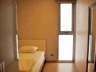 Condo for sale in Sukhumvit main road and near Prakanong BTS. 2 bedrooms with 1 bathroom approx 60 sq.m. fully furnished & high floor.