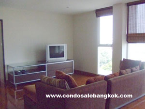 3 bedrooms 130 sq.m. condo for sale in Bangkok Sukhumvit 15. Easy access to BTS.