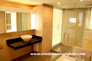 3 bedrooms condo for sale in Bangkok Sukhumvit 24.�Spacious 261 sq.m. Prime location. Newly renovation.