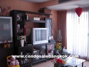 Very cheap 2 bedrooms 75 sq.m. condo for sale in Bangkok. Sukhumvit prime area.