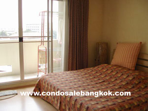 Very cheap 2 bedrooms 75 sq.m. condo for sale in Bangkok. Sukhumvit prime area.