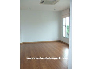 Spacious townhouse for sale in Bangkok. Near French school. Special corner unit.