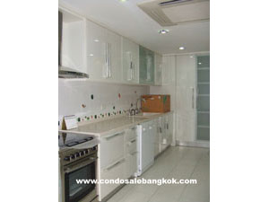 Spacious townhouse for sale in Bangkok. Near French school. Special corner unit.