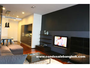 Spacious 1 bedroom condo for sale in Bangkok Sukhumvit Thonglor area. 102.4 sq.m. Tastefully furnished.