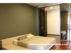 Spacious 1 bedroom condo for sale in Bangkok Sukhumvit Thonglor area. 102.4 sq.m. Tastefully furnished.