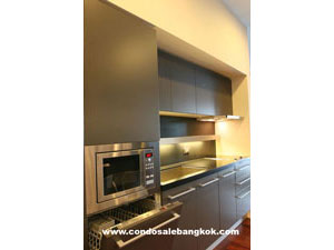 Spacious 1 bedroom condo for sale in Bangkok Sukhumvit Thonglor area. 102.4 sq.m. Tastefully furnished.