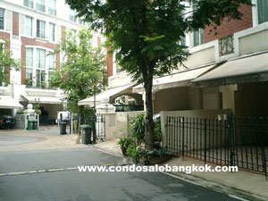 Luxurious townhouse in nice compound for sale in Sukhumvit 55. Spacious with 2 car parks.