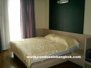 Luxurious townhouse in nice compound for sale in Sukhumvit 55. Spacious with 2 car parks.