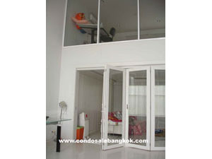Luxurious townhouse in nice compound for sale in Sukhumvit 55. Spacious with 2 car parks.
