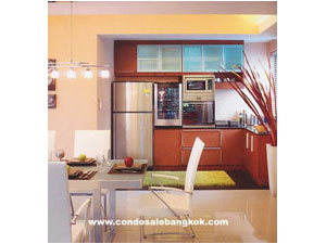 New townhouse for sale in Bangkok. Sukhumvit 55 (Thonglor) with private pool. Modern style. High ceiling.