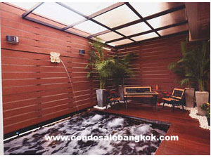 New townhouse for sale in Bangkok. Sukhumvit 55 (Thonglor) with private pool. Modern style. High ceiling.