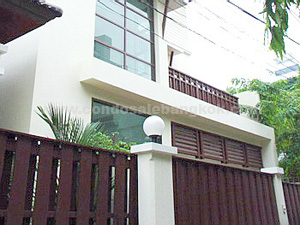 House for sale in Sathorn area. 400 metres to main Sathorn road. 3 bedrooms 280 sq.m. 44 sq.wah