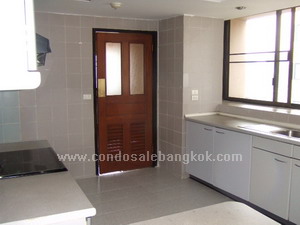 President Park condo for sale in Bangkok Sukhumvit 24. Easy to Prompong BTS.