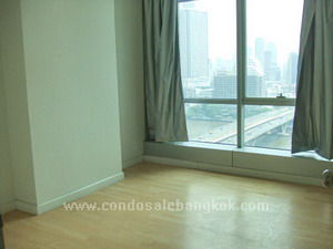 Chaopraya River View Condo for sale in Bangkok. 2 bedrooms. Bright!!