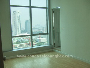 Chaopraya River View Condo for sale in Bangkok. 2 bedrooms. Bright!!
