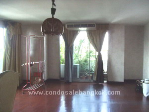 265 sq.m. 3 bedrooms Very high floor. Walk to Ekamai BTS