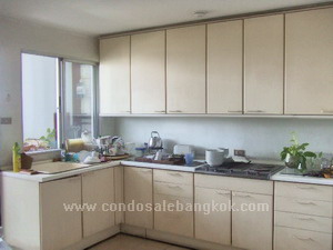 265 sq.m. 3 bedrooms Very high floor. Walk to Ekamai BTS