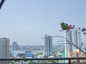 265 sq.m. 3 bedrooms Very high floor. Walk to Ekamai BTS