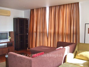 2 bedrooms condo for sale in Sukhumvit 15 Bangkok with big balcony. Spacious 107 sq.m. Nice living area and open kitchen. Comfortable living in small building.