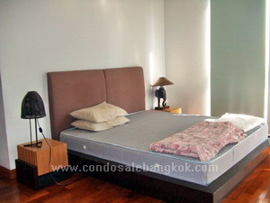 2 bedrooms condo for sale in Sukhumvit 15 Bangkok with big balcony. Spacious 107 sq.m. Nice living area and open kitchen. Comfortable living in small building.