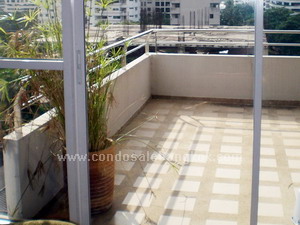 2 bedrooms condo for sale in Sukhumvit 15 Bangkok with big balcony. Spacious 107 sq.m. Nice living area and open kitchen. Comfortable living in small building.