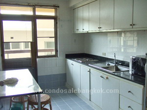 Condo for sale in Bangkok Sukhumvit 39. Walk to Prompong BTS (Emporium)