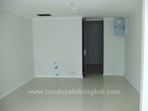 High rise condo for sale in Bangkok Sukhumvit 11. Unblocked view. Close to Nana BTS. Unfurnished