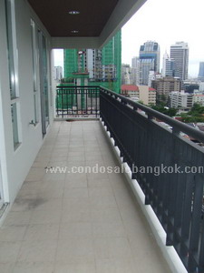 High rise condo for sale in Bangkok Sukhumvit 11. Unblocked view. Close to Nana BTS. Unfurnished