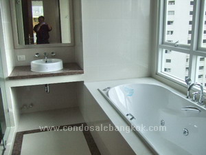 High rise condo for sale in Bangkok Sukhumvit 11. Unblocked view. Close to Nana BTS. Unfurnished