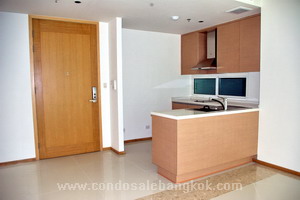 Condo for sale in Bangkok Sathorn area. Luxurious and comfortable 1 bedroom