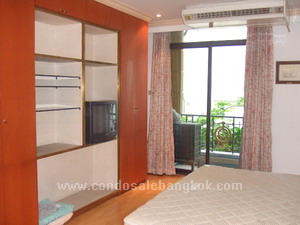 Condo for sale in Silom area. Walk to BTS