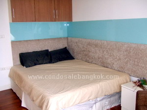 This newly renovated, decorated and fully furnished unit is in Wittayu Complex at the nothern end of Wireless Road, close to the Embassies of Great Britain and Switzerland. The unit has a size of 130 square meters with 3 bedrooms,3 bathrooms.<br />
<br />