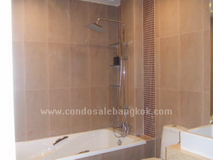 This newly renovated, decorated and fully furnished unit is in Wittayu Complex at the nothern end of Wireless Road, close to the Embassies of Great Britain and Switzerland. The unit has a size of 130 square meters with 3 bedrooms,3 bathrooms.<br />
<br />
