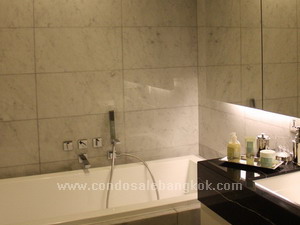 Luxurious condo for sale in Bangkok Ruamruedee. 1 bedroom fully furnished.