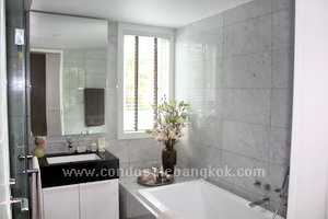 Very luxurious condo for sale in Ruamruedee. Pleonchit BTS. 2 bedrooms