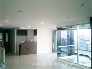 3 bedrooms Duplexed?penthouse condo for sale in bangkok.?43th floor. 193.87 sq.m. Panoramic view. Nana BTS. .... Sky is coming closer and closer.....