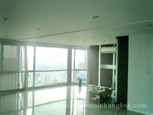 3 bedrooms Duplexed?penthouse condo for sale in bangkok.?43th floor. 193.87 sq.m. Panoramic view. Nana BTS. .... Sky is coming closer and closer.....