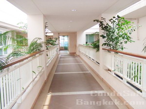 Condo for sale in Bangkok between Nana & Asok BTS 2 bedrooms 75 sq.m. High floor in lowrise building