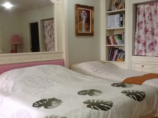 Condo for sale in Bangkok Sukhumvit 59 area. 170 sq.m. 3 + 1 bedrooms. Peaceful & nice residential area. walk to Thonglor BTS.