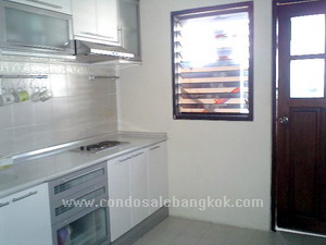 Condo for sale in Bangkok Sukhumvit 59 area. 170 sq.m. 3 + 1 bedrooms. Peaceful & nice residential area. walk to Thonglor BTS.