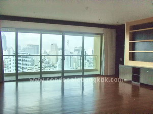 LUXURY LAKE VIEW condo for sale in Bangkok Sukhumvit area 210 sq.m. Spacious 3 bedrooms. Nice Balcony