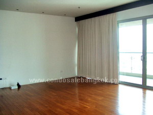 LUXURY LAKE VIEW condo for sale in Bangkok Sukhumvit area 210 sq.m. Spacious 3 bedrooms. Nice Balcony