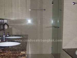 LUXURY LAKE VIEW condo for sale in Bangkok Sukhumvit area 210 sq.m. Spacious 3 bedrooms. Nice Balcony