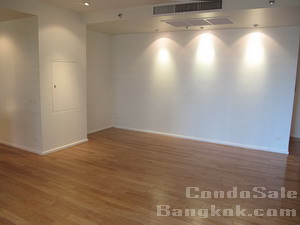 Luxury condo for sale in Silom Bangkok. Good condo at Saladaeng, Silom. High Ceilings, <br />
Unfurnished Newly Renovated 3 bedrooms 140 sq.m.