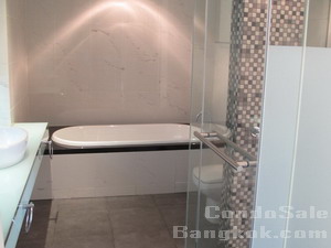 Luxury condo for sale in Silom Bangkok. Good condo at Saladaeng, Silom. High Ceilings, <br />
Unfurnished Newly Renovated 3 bedrooms 140 sq.m.