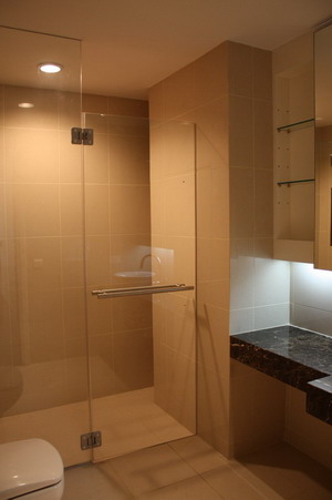Luxury condo for sale in Silom Bangkok. Good condo at Saladaeng, Silom. High Ceilings, <br />
Unfurnished Newly Renovated 3 bedrooms 140 sq.m.