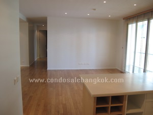 Luxury condo for sale in Silom Bangkok. Good condo at Saladaeng, Silom. High Ceilings, <br />
Unfurnished Newly Renovated 3 bedrooms 140 sq.m.
